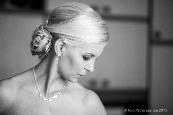 Svatební fotograf Radek Lavička nevěsta se skloněnou hlavou