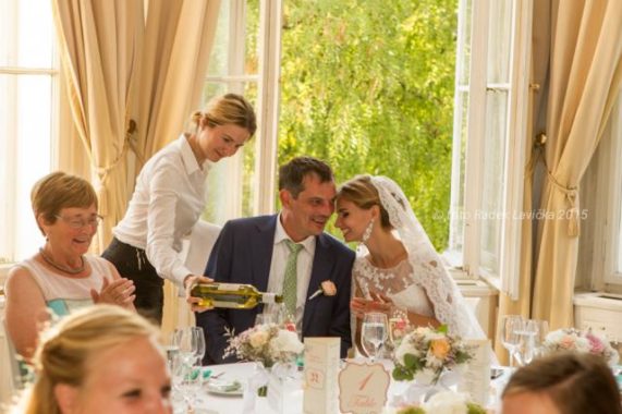 Svatební fotograf Radek Lavička snoubenci u stolu