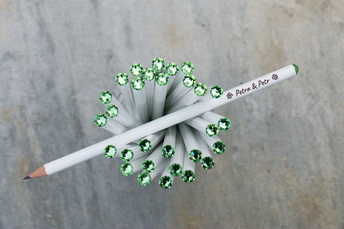 Bílá tužka se zeleným krystalem Svarowski, s vašimi jmény a datem svatby
