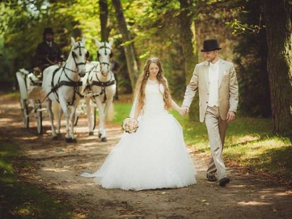 Svatební video Dron půjčovna snoubenci v aleji