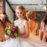 3 nevěsty ve svatebních šatech před zrcadlem úvodní foto