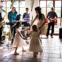 Syrinx na svatbě nevěsta tančí s družičkami