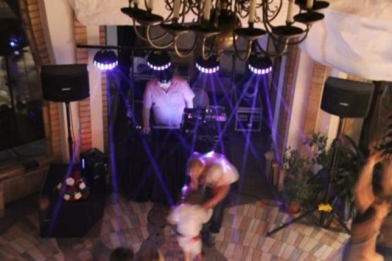 T13 Music Tomáš Jirák párty sál s modrými lasery shora pult