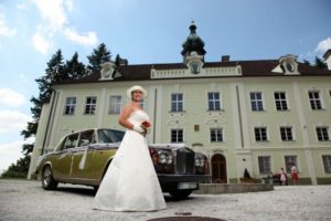 Zámek Zalužany s nevěstou a autem