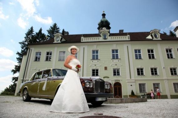 Zámek Zalužany s nevěstou a autem