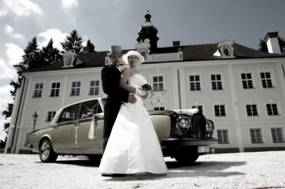 Zámek Zalužany s nevěstou a autem