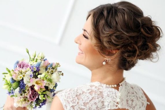 inspirace hnedý kudrnatý drdol