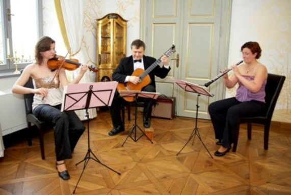 musica di praga hrají v sále se zlatou skříní v pozadí