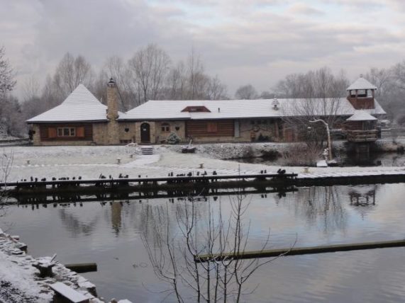 Bašta Úžice Kaplička celkový pohled s jezírkem