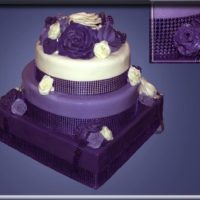 Elegantní svatební dort v fialovém provedení zdobený