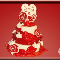 Elegantní dort v rubínově-bílé barvě s drapérií, květy, ručně litými karamelovými rubíny a topperem v podobě srdce z bílé čokolády s vyrytými iniciály.