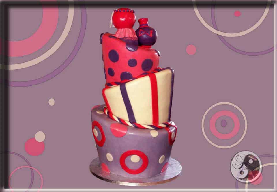 Originální svatební dort, plný puníků v jemných fialových a růžových odstínech.