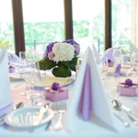 Svatební výzdoba stolu fialová
