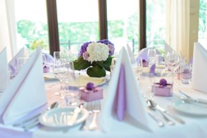Svatební výzdoba stolu fialová