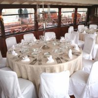 Svatební hostina na lodi