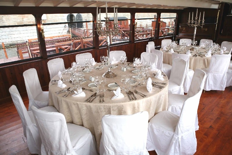 Svatební hostina na lodi