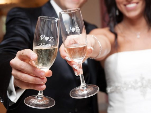 Skleničky se jmény novomanželů