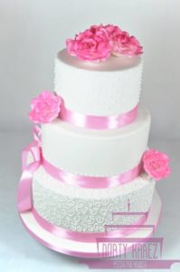 Dorty Kařez - svatební dort růžovo-bílý, extra čokoládový korpus, krém plný ovoce, pralinkové křupinky