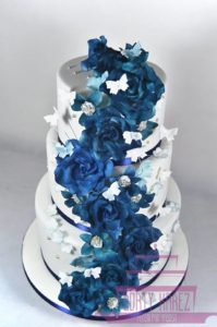 Dorty Kařez - svatební dort tmavě modrý, 1.patro vanilkový korpus, 2. a 3. patro extra čokoládový korpus