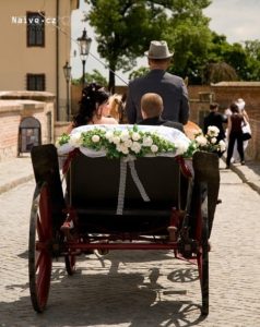 Svatební výzdoba kočáru