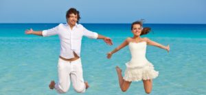 Svatební pár na pláži ve výskoku