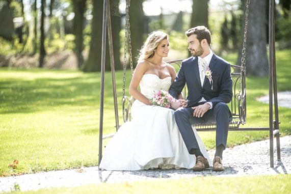 Zámecký Hotel Panství Dlouhá Lhota - novomanželé na houpačce