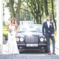 Panství Dlouhá Lhota - novomanželé před limuzínou Rolls-Royce