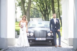 Panství Dlouhá Lhota - novomanželé před limuzínou Rolls-Royce
