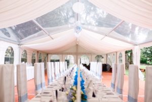 Svatební hostina v party stanu