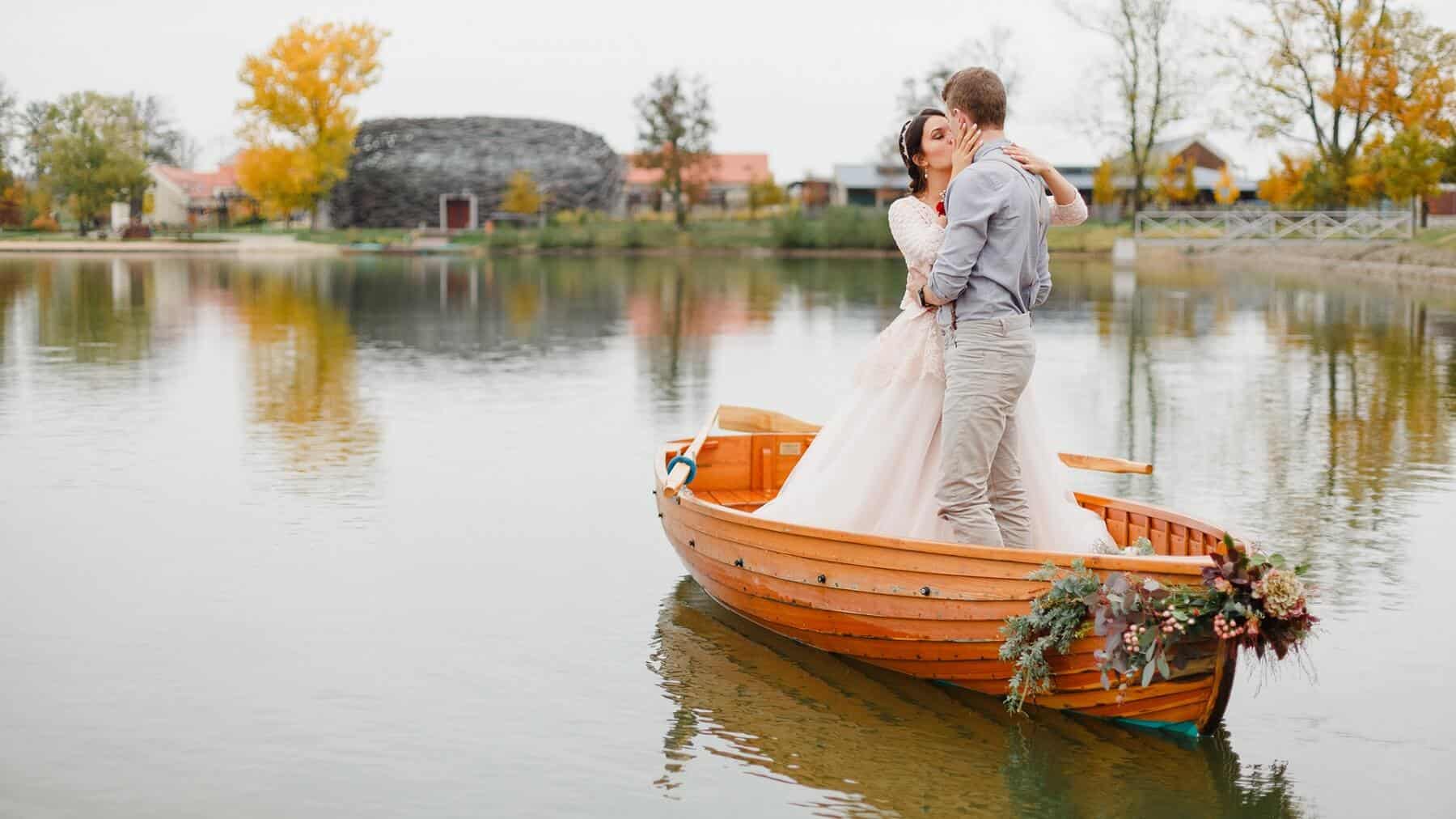 Čapí hnízdo - novomanželé na loďce