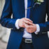 Ženich v modrém saku s kravatou a prstenem