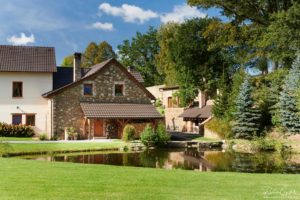 Svatba ve stodole, Hodějovický mlýn, rybník