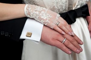 Dřevěný manžetový knoflíček s monogramy ve čtvercovém provedení