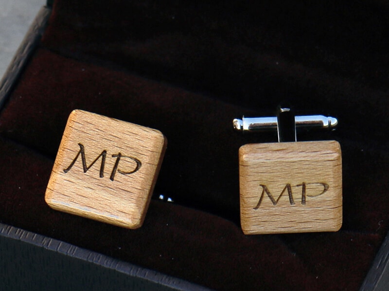 Dřevěné manžetové knoflíčky čtvercové s monogramy