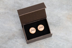 Dřevěné manžetové knoflíčky kulaté s monogramy