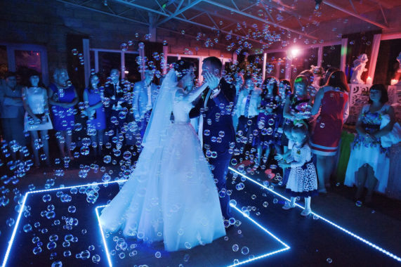 Svatební bublifuk jako dekorace a zábava při svatebním tanci