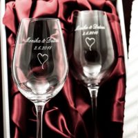 Svatební skleničky na víno Viola se jmény a gravírováním