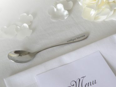 Jmenovka na svatební stůl se jmény hostů v podobě kávové lžičky