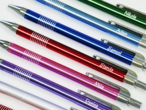 Jmenovka na svatební stůl v podobě kovové propisky