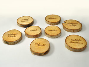 Dřevěné jmenovky s různými jmény