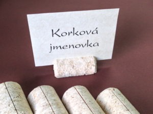 Korkový držák se jmenovkou na svatební tabuli