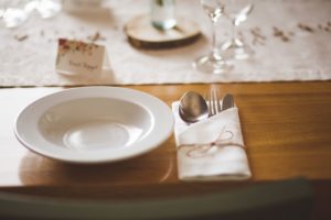 Látkový ubrousek na svatební tabuli