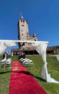 Liberecká výšina, svatebčané, slavobrána, židle a červený koberec