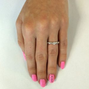 Luxusní zásnubní prsten Michaela W Briliant z bílého zlata na ruce