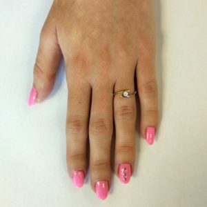 Luxusní zásnubní prsten Nuria Colour GW Briliant z bílého zlata na ruce