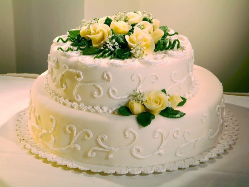 Svatební dort s madlovými růžičkami z Café Mozart