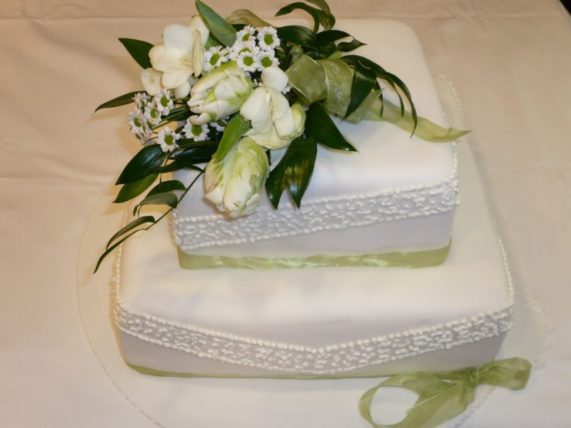 Svatební dort hranatý s marcipánovou košilkou z Café Mozart