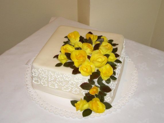 Svatební dort kostka - hranatý s marcipánovými růžemi z Café Mozart