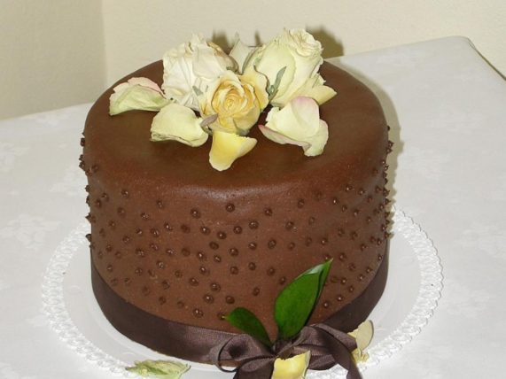 Svatební dort madlový se sušenými růžemi z Café Mozart