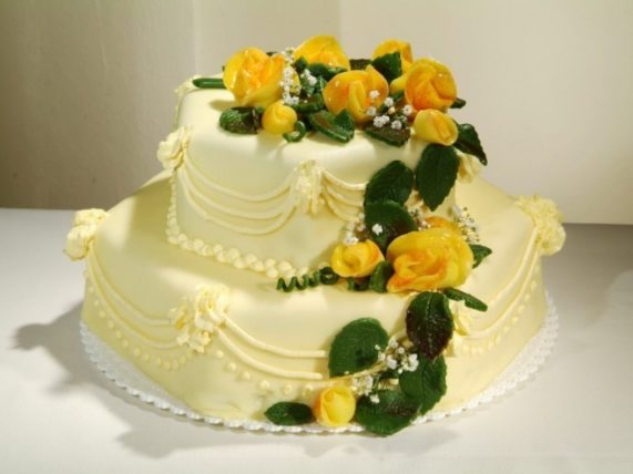 Svatební dort šestihran se žlutými růžemi z Café Mozart